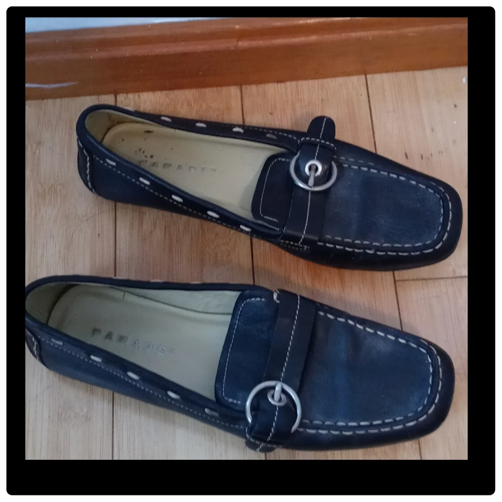 Parade woman’s black